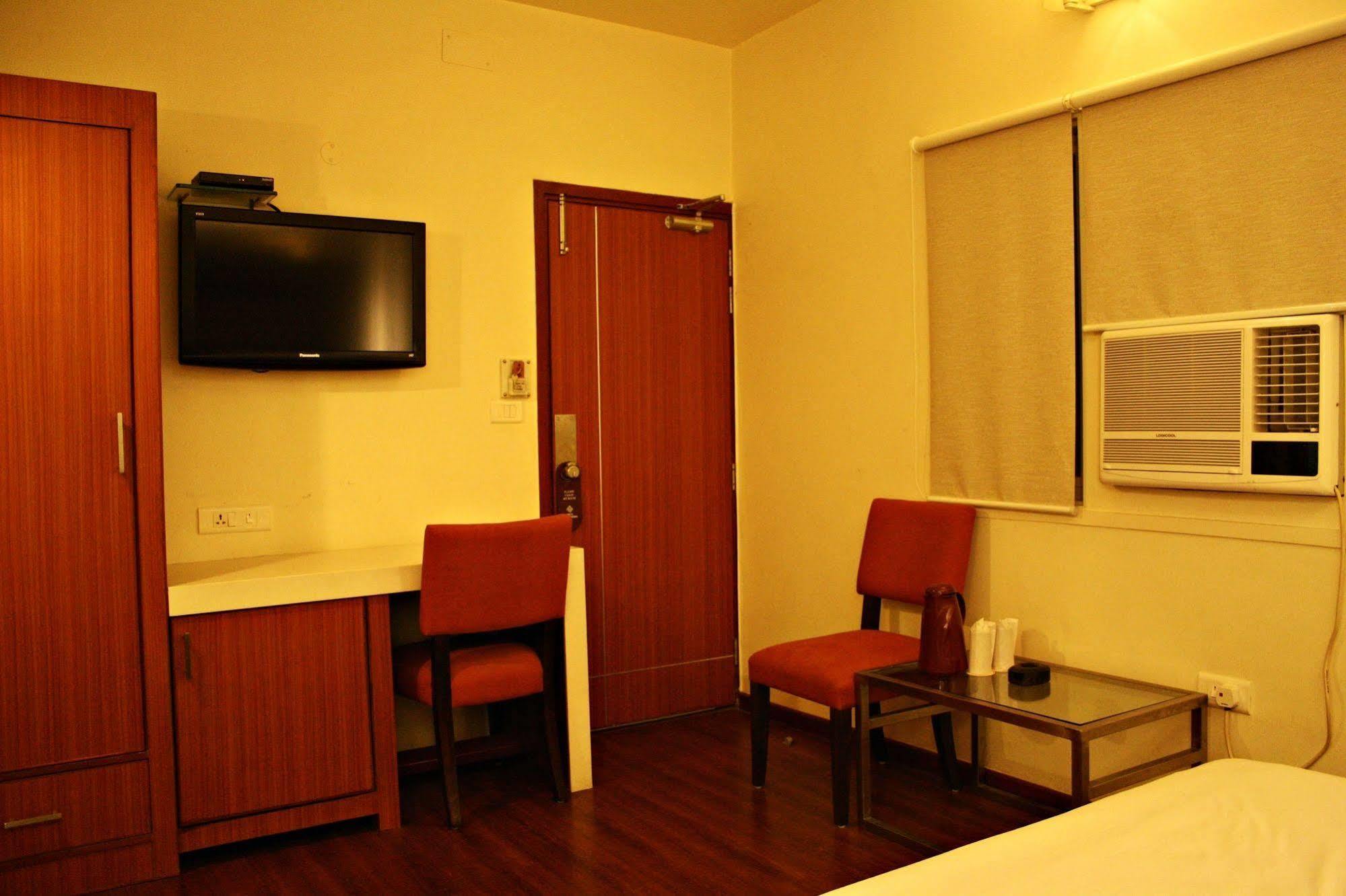 Hotel Pooja Palace Nueva Delhi Exterior foto